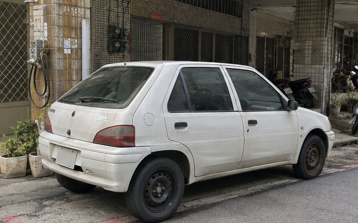 白色掀背車示範