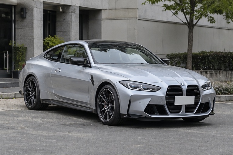銀色 BMW M4 雙門跑車