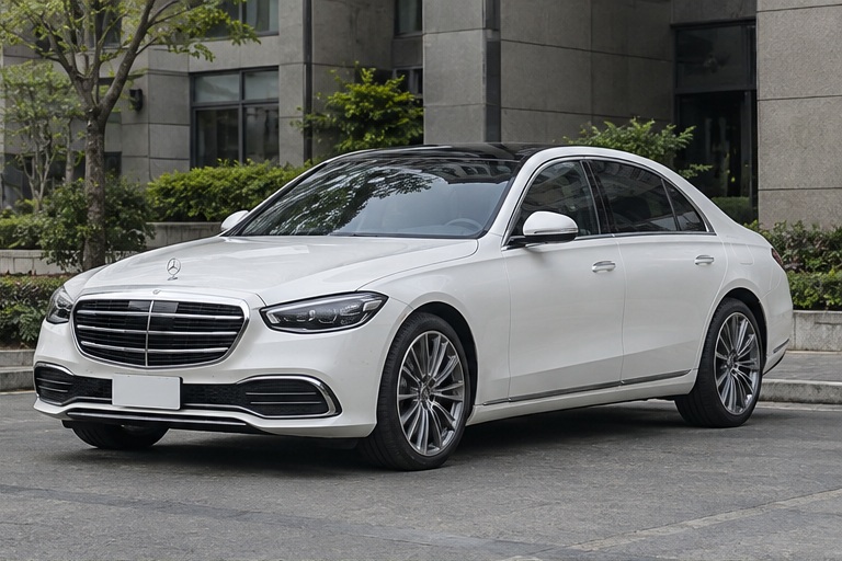 白色 Mercedes-Benz S-Class 房車